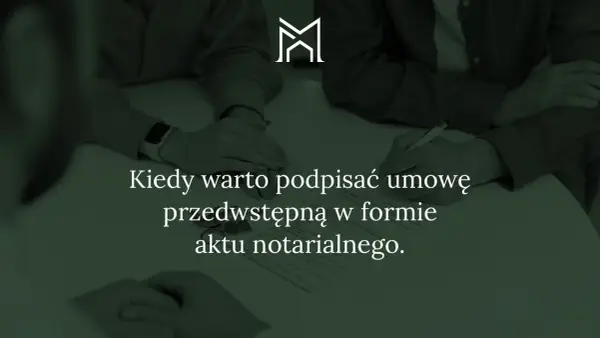 Ludzie podpisują umowę przedwstępną u notariusza. Dowiedz się, ile kosztuje umowa przedwstępna u notariusza i kiedy warto ją zawrzeć.