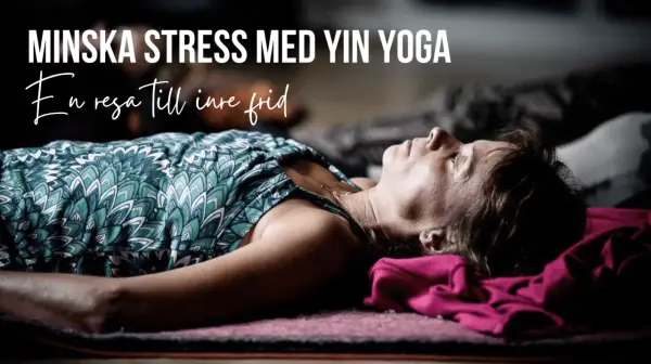 En kvinna vilar på en matta, texten "Minska stress med Yin Yoga" syns. Hon verkar finna lugn, långt ifrån hemska tankar.
