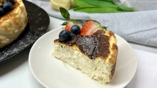 Sernik baskijski - przepis na idealnie kremowy środek