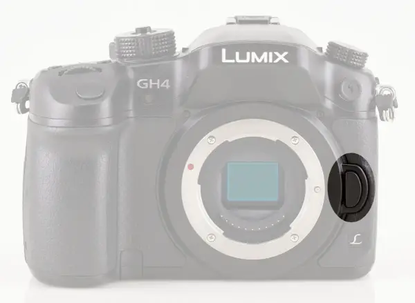 Czarne, okrągłe zapięcie na pasku aparatu Panasonic Lumix GH4.