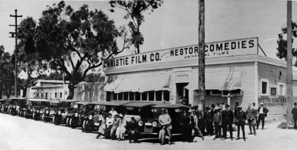 Co to jest Hollywood? Odkryj jego znaczenie i historię w filmie