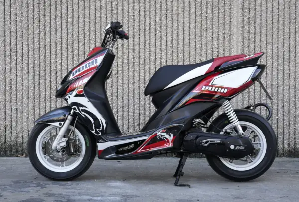 Moto 49cc con diseño deportivo negro, rojo y blanco, con dragones. ¿Por qué no arranca mi moto 49cc?