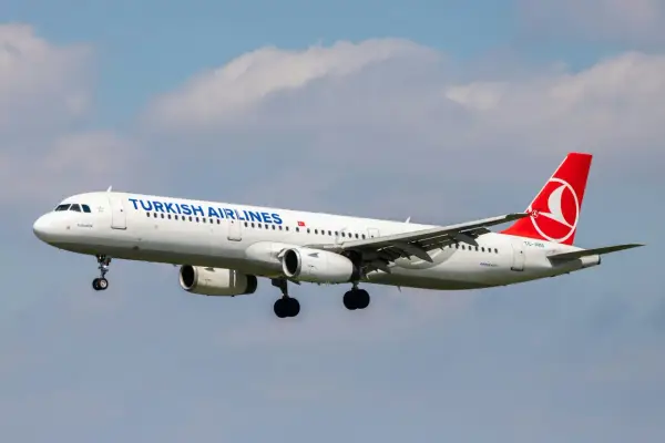 Turkish Airlines flygplan med landningsstället nere, redo för landning. Perfekt för din turkish airlines handbagage-resa.