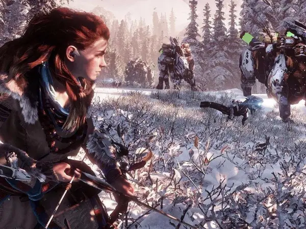 Aloy z Horizon Zero Dawn Platyna w śnieżnym lesie, gotowa do walki z mechanicznymi bestiami.