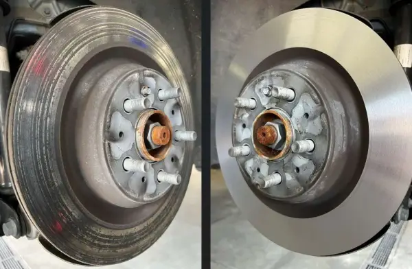 Vorher/Nachher: Abgenutzte Bremsscheibe mit Rillen und Rost, daneben eine neue, glatte Bremsscheibe. Der Grat an der alten Bremsscheibe ist deutlich sichtbar.
