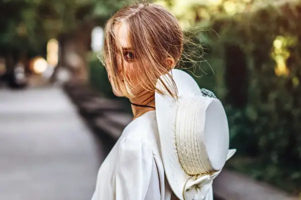 Bronde - naturalny brąz z blondem? Sprawdź, jak go nosić!