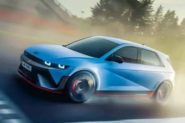 Un coche eléctrico azul deportivo acelera en una pista, demostrando que los coches eléctricos tienen embrague.