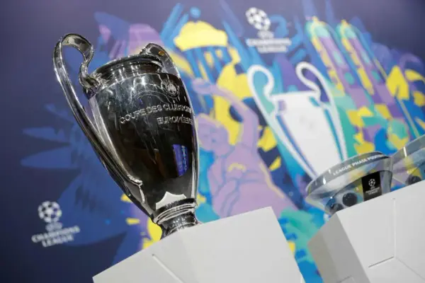 Trofeum Ligi Mistrzów i piłki do losowania. Ile jest rund kwalifikacyjnych do Ligi Mistrzów? To pytanie zadają sobie fani piłki nożnej.