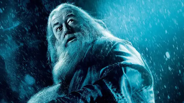 Dumbledore, le visage marqué, regarde vers le ciel sous une pluie glaciale. Le destin semble scellé, le moment où Rogue tue Dumbledore approche.