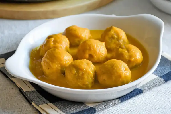 Deliciosas albóndigas para bebés, tiernas y jugosas, bañadas en una suave salsa dorada. Perfectas para los más pequeños.