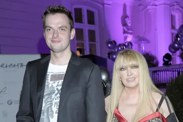 Jędrzej Dużyński, syn Maryli Rodowicz, na evencie. Wygląda na szczęśliwego, mimo że jego mama jest w domu opieki.