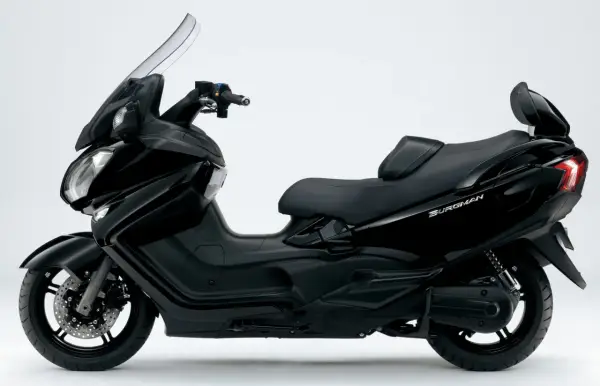 Czarny skuter Suzuki Burgman 650, zgrabny i mocny, gotowy na każdą trasę, niczym v-max w świecie maxi skuterów.