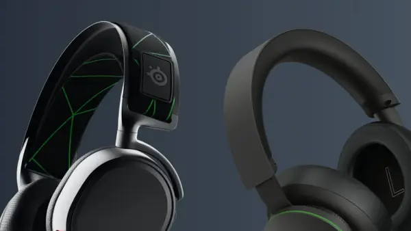 Dwa modele słuchawek do Xbox: jeden z zielonymi akcentami i logo SteelSeries, drugi minimalistyczny, czarny.