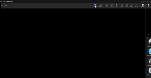 Udostępnianie ekranu w trakcie spotkania. Widoczny pasek narzędzi z opcjami: "Take control", "Pop out", "Chat", "People", "Raise", "React", "View", "Notes", "More", "Camera", "Mic".