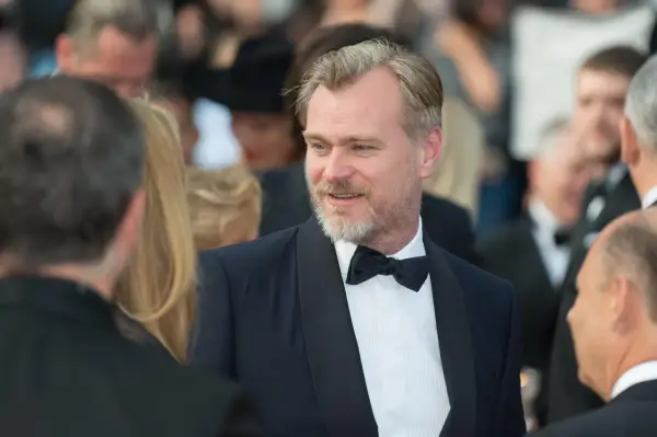 Christopher Nolan, twórca kultowych filmów, w eleganckim smokingu.