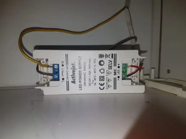 Zasilacz LED Activejet, po wyłączeniu zasilania, może powodować, że **ledy migają** z powodu pozostałego ładunku.