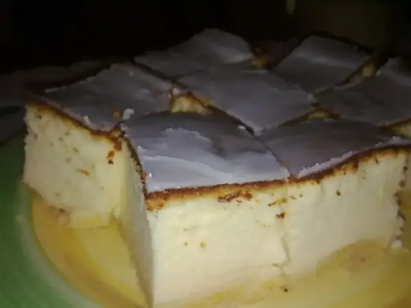 Puszysty sernik, który każdemu wychodzi, pokrojony w kostkę i polany lukrem. Idealny na deser.