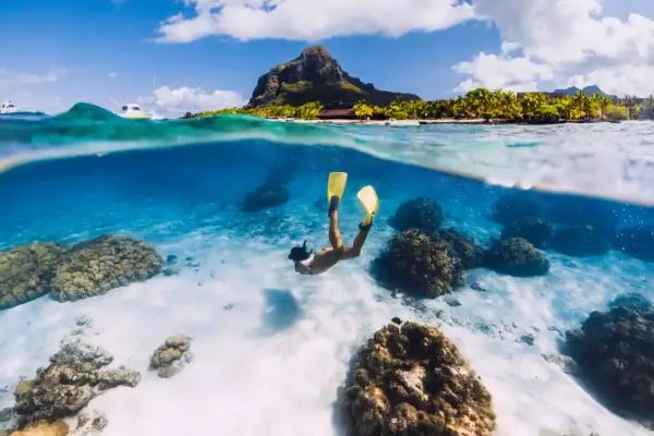 Podwodny świat Mauritiusa zachwyca. Uważaj na rafy koralowe podczas snorkelingu, by podziwiać piękno natury.
