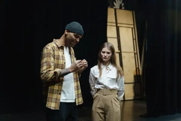Stand-up - od retoryki do teatru. Czym różni się od kabaretu?
