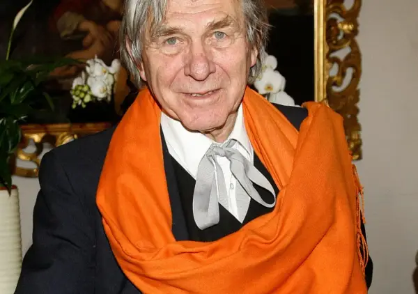 Wojciech Siemion, znany z wielu filmów, w pomarańczowym szalu i z szarym krawatem.