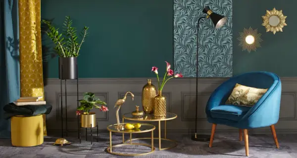 Elegancki salon z turkusowym fotelem i złotymi akcentami. Co to znaczy golden? To blask wazonów, figurki żurawia i ozdobnych luster.