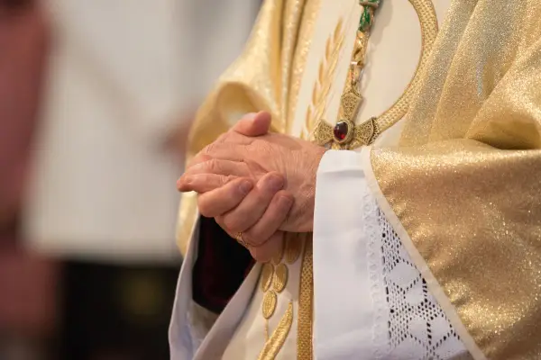 Od którego roku życia nie można jeść mięsa w piątek? Ważne zasady