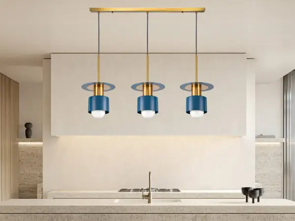 Elegante lámpara colgante 3 luces con detalles dorados y cilindros azul marino, ilumina una cocina moderna.