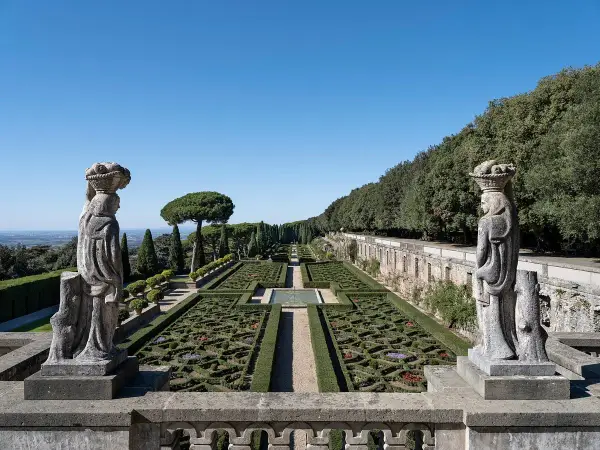 Jardins à la française de la Villa Barberini, avec des statues antiques, des parterres géométriques et une vue panoramique.