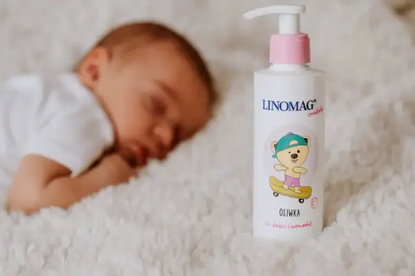 Oliwka dla dzieci - kiedy pomaga, a kiedy lepszy jest emolient