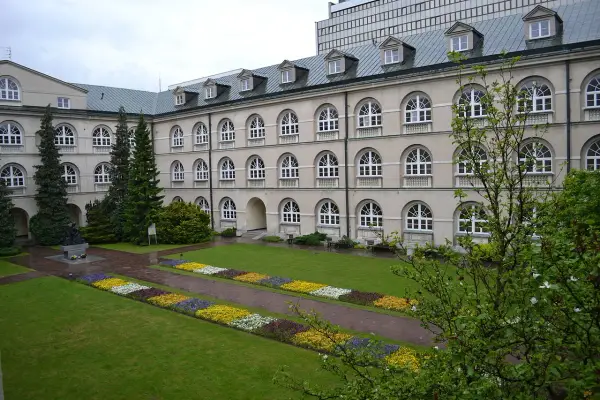 Dziedziniec uniwersytecki w Lublinie, idealne miejsce na studia.