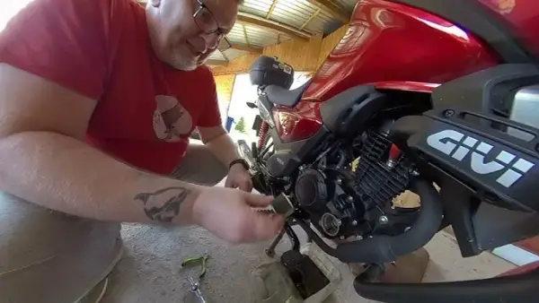 Gdzie jest filtr oleju w Honda CBR 125? Oto kluczowe informacje