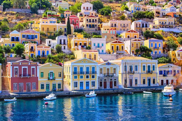 Kolorowe domy nad wodą, idealne na rejs na Symi z Rodos. Cena wycieczki może być niższa niż myślisz!