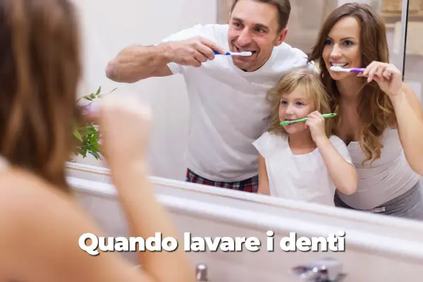 Famiglia che si lava i denti allo specchio. Quante volte lavare i denti? Almeno due volte al giorno per un sorriso sano.
