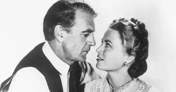 W samo południe obsada: Gary Cooper i Grace Kelly w zbliżeniu, patrzą na siebie z intensywnością.