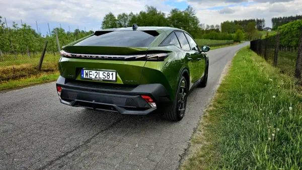 Peugeot 408 - Jaki wybrać? Hybryda, PHEV czy Elektryk?