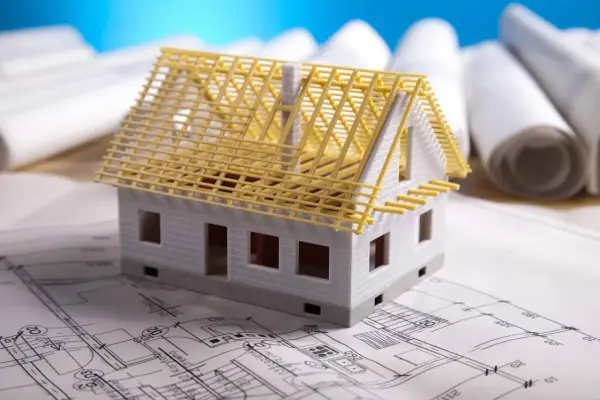 Model domu na planach budowlanych, zastanawiasz się, ile kosztuje adaptacja projektu?