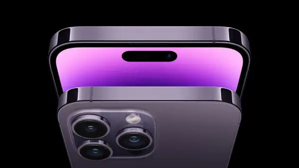 Nowy iPhone 14 Pro z fioletowym ekranem i potrójnym aparatem.