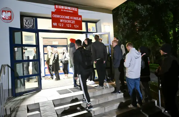 Ludzie czekają przed lokalem wyborczym. Czy to już czas na wybory samorządowe 2028?