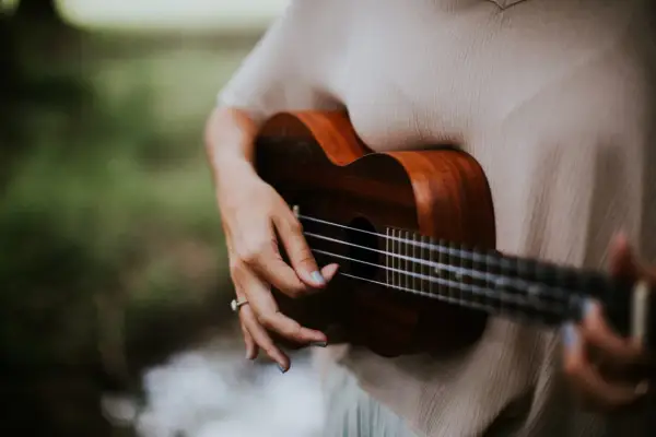Dłoń grająca na ukulele, które jest często uważane za instrument, na którym najłatwiej nauczyć się grać.