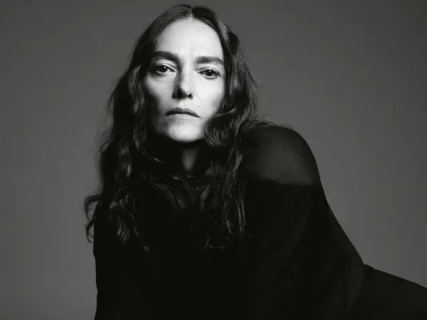 Retrato en blanco y negro de Laura Ponte, mostrando su mirada intensa. La edad de Laura Ponte se refleja en su rostro sereno.