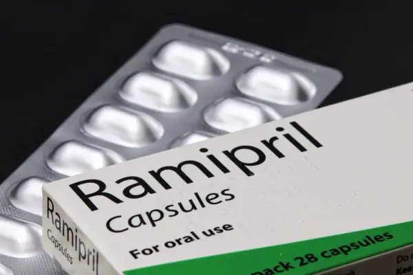 Opakowanie leku Ramipril w kapsułkach, obok blistra z tabletkami.