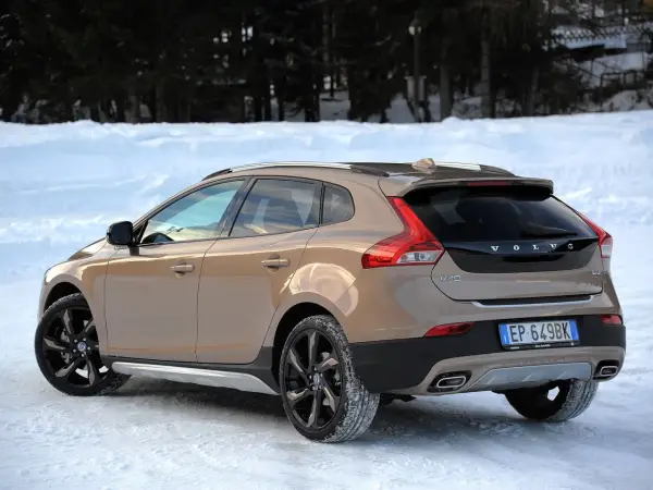 Brązowe Volvo V40 D3 Cross Country na śniegu, gotowe na zimową podróż.
