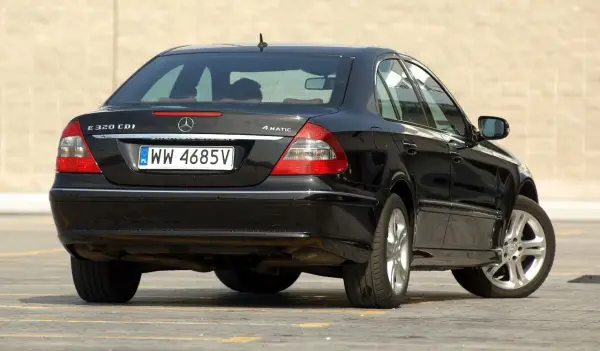 Ile oleju do silnika w Mercedesie W211? Sprawdź, by nie przepłacić