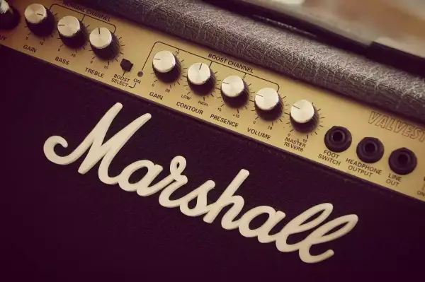 Gros plan sur un ampli guitare Marshall, avec ses potentiomètres Gain, Bass, Treble, Contour, Presence, Volume et Reverb. Idéal pour savoir quel ampli guitare choisir.