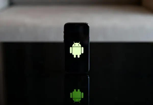 Smartfon z logo Android na czarnym ekranie, gotowy do nagrywania rozmów.