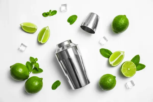 Shaker bostoński i cobbler – który wybrać? Limes, mięta i lód do drinków.