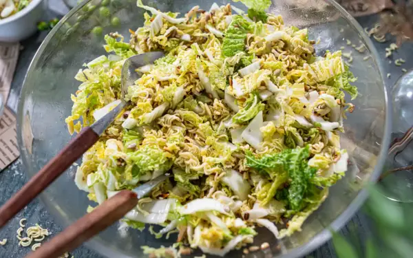 Ein knackiger Chinakohlsalat mit Nudeln und Sonnenblumenkernen. Dieser yum yum salat ist perfekt für den Sommer!