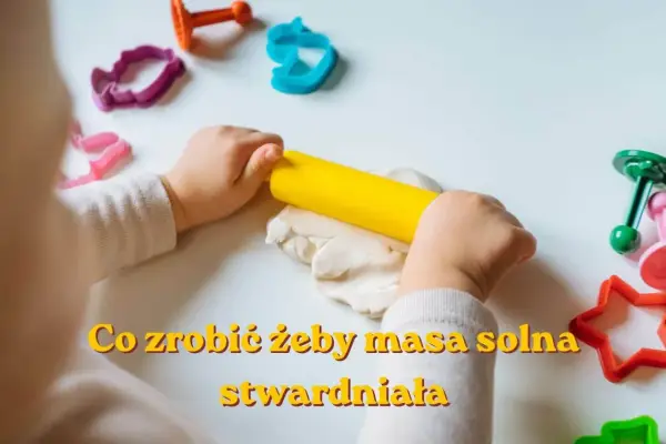 Dziecko wałkuje masę solną, przygotowując ją do zabawy. Prosty przepis na masę solną dla dzieci, która po wyschnięciu stwardnieje.