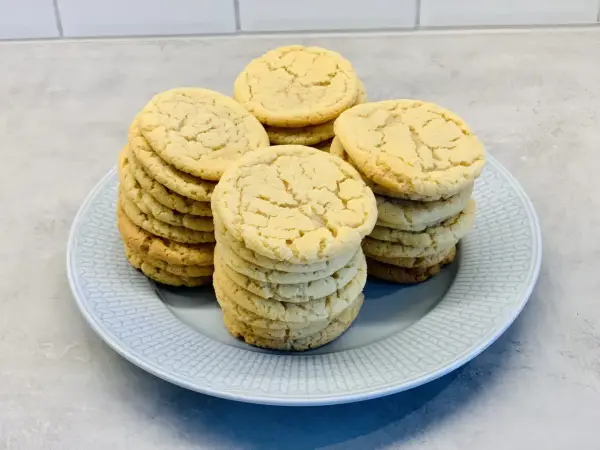 En tallrik med staplar av amerikanska cookies. De är ljusa, runda och ser härligt sega ut.
