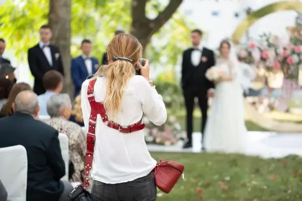 Ile bierze fotograf za wesele? Sprawdź ceny i uniknij rozczarowania